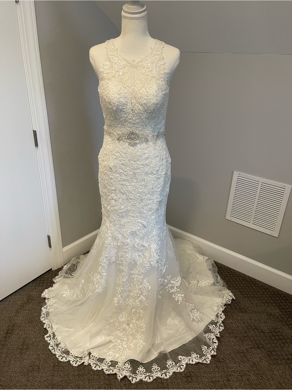 Wedding dress! Brand new Kenneth Winston wedding dress! It’s a size 8 in ivory!